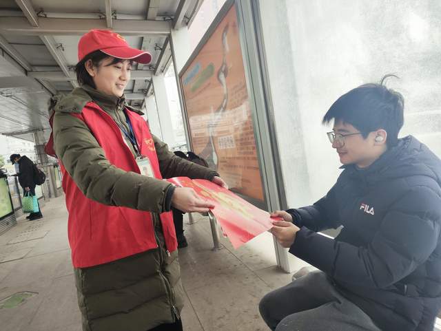 暖心服务春运 让乘客把“福”带回家麻将胡了2模拟器武汉公交青年志愿者